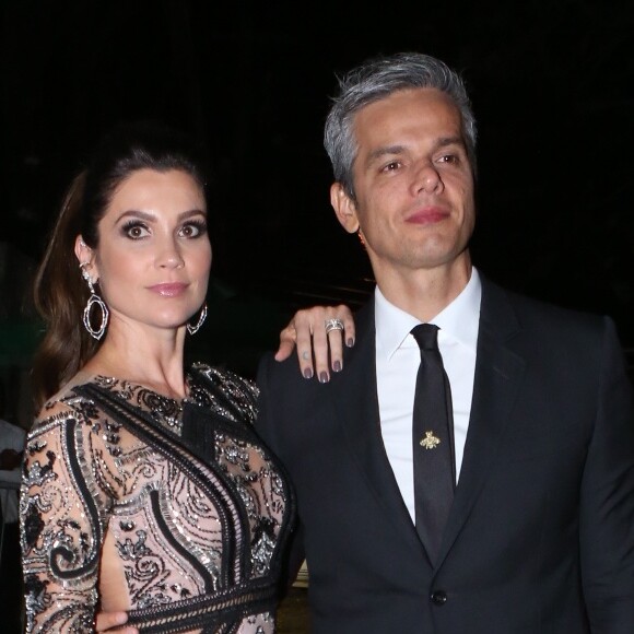 Otaviano Costa foi acompanhado da mulher, Flávia Alessandra, à festa de casamento de Michelle Alves e Guy Oseary