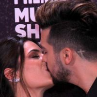 Luan Santana e a namorada, Jade Magalhães, trocam beijo em premiação. Fotos!