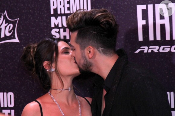 Luan Santana beijou a namorada, Jade Magalhães, ao chegar para a entrega do Prêmio Multishow, nesta terça-feira, 24 de outubro de 2017