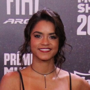Lucy Alves usou top cropped com saia midi no Prêmio Multishow, realizado no Rio de Janeiro nesta terça-feira, 24 de outubro de 2017
