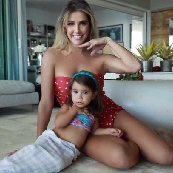 Deborah Secco é mãe de Maria Flor, de 1 ano e 8 meses