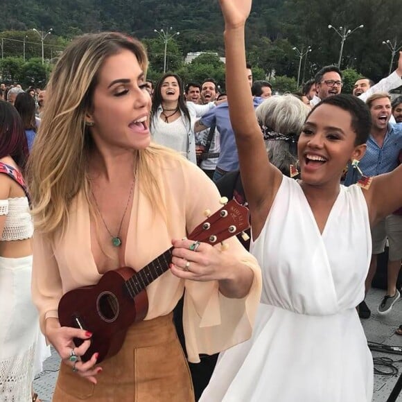 Deborah Secco causou suspeita nos seguidores por causa do rosto inchado