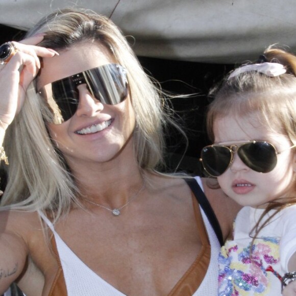 Valentina, filha de Mirella Santos e Ceará, roubou a cena ao usar óculos escuros em passeio com a mãe