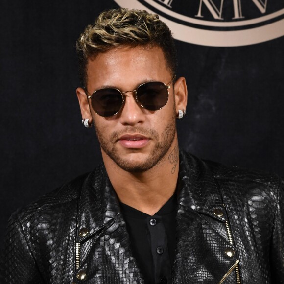 Neymar ficou irritado após saber que um fake estaria se passando por ele na web