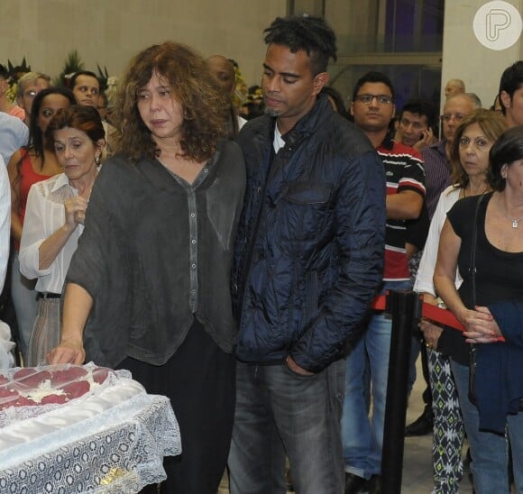Jair Oliveira, mais conhecido como Jairzinho, acompanhado de sua esposa, Tania Khalill, e a mãe Clodine, que chorou bastante em frente ao caixão