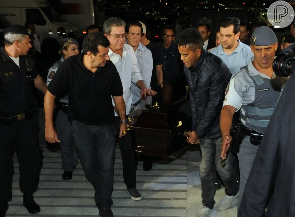 Familiares e amigos se despedem de Jair Rodrigues no velório em São Paulo