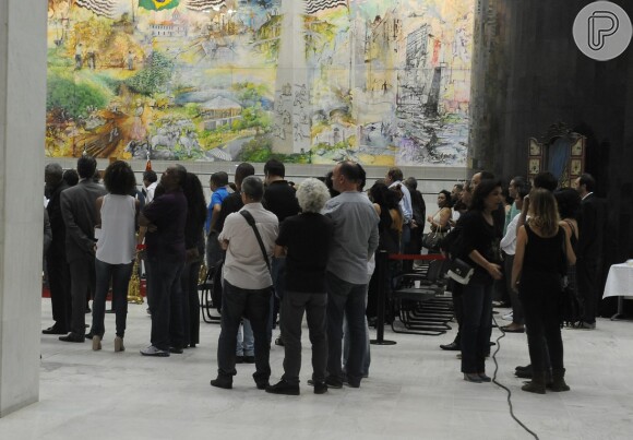 Familiares e amigos se despedem de Jair Rodrigues no velório em São Paulo