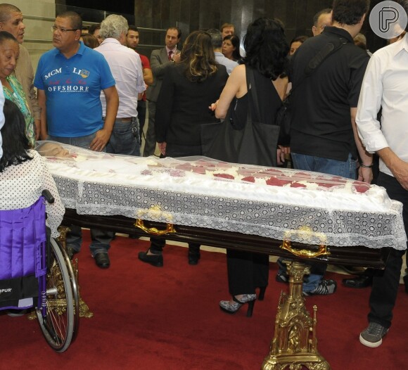 Familiares e amigos se despedem de Jair Rodrigues no velório em São Paulo
