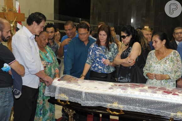 Familiares e amigos se despedem de Jair Rodrigues no velório em São Paulo