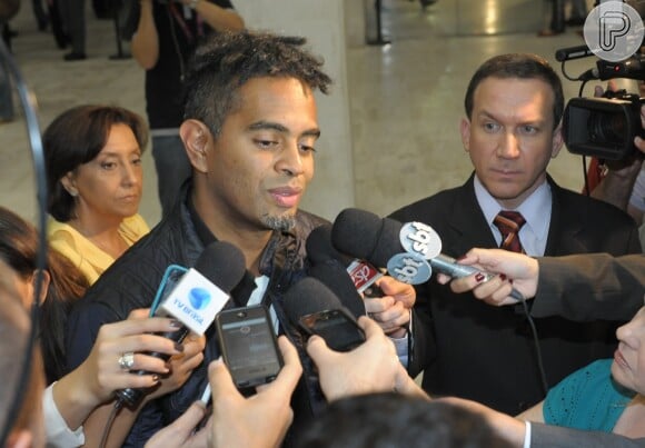 Familiares e amigos se despedem de Jair Rodrigues no velório em São Paulo