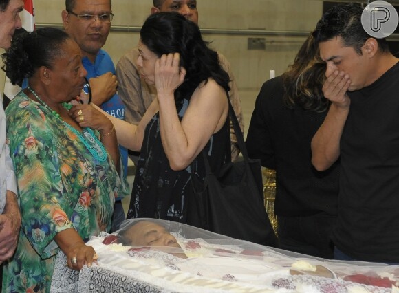 Familiares e amigos se despedem de Jair Rodrigues no velório em São Paulo