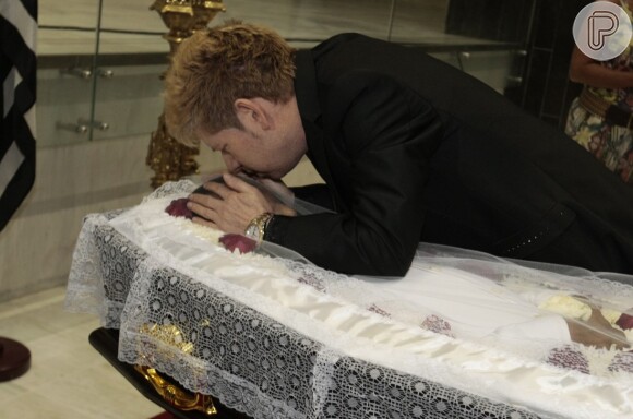 Familiares e amigos se despedem de Jair Rodrigues no velório em São Paulo