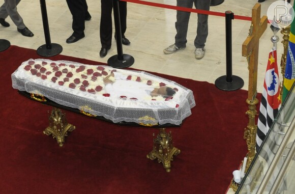 Familiares e amigos se despedem de Jair Rodrigues no velório em São Paulo