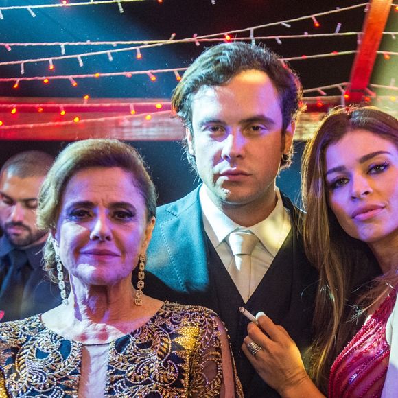 A canceriana Clara (Bianca Bin), que é romântica e sonhadora, sofrerá muito quando conviver com a família Sophia (Marieta Severo) e encarar uma faceta nada bonita da realidade na novela 'O Outro Lado do Paraíso'