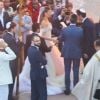 Amigos famosos do noivo seguraram um talit durante a cerimônia