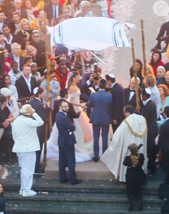 Amigos famosos do noivo seguraram um talit durante a cerimônia