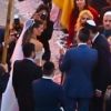 Michelle Alves escolheu um longo tomara com cauda longa e véu para a cerimônia de casamento