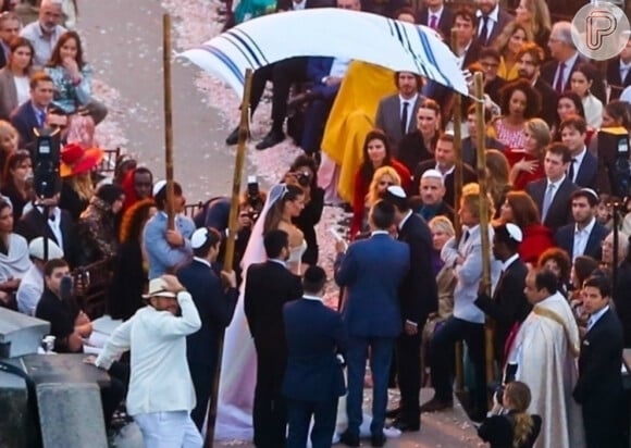 Michelle Alves escolheu um longo tomara com cauda longa e véu para a cerimônia de casamento