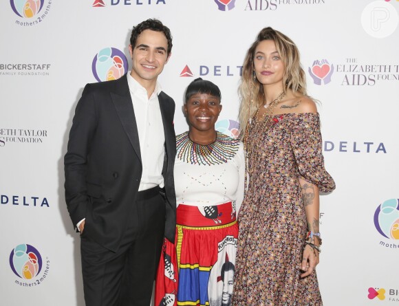 Paris Jackson posou com o estilista Zac Posen e Irene Nkos, mentora da instituição mothers2mothers