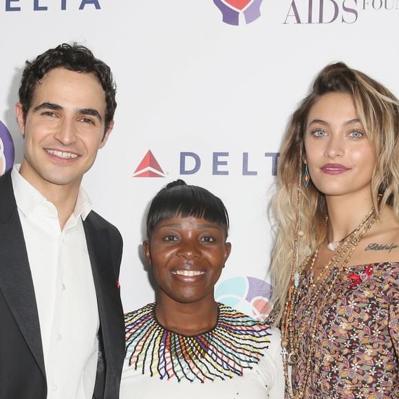 Paris Jackson posou com o estilista Zac Posen e Irene Nkos, mentora da instituição mothers2mothers