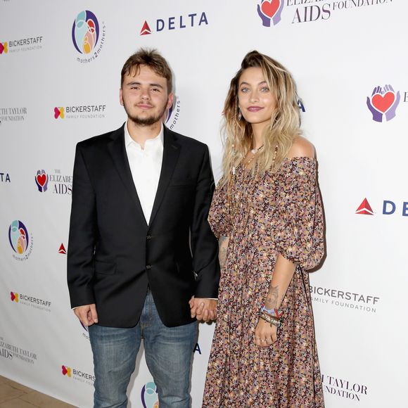 Paris Jackson posou de mãos dadas com o irmão, Prince, no jantar beneficente