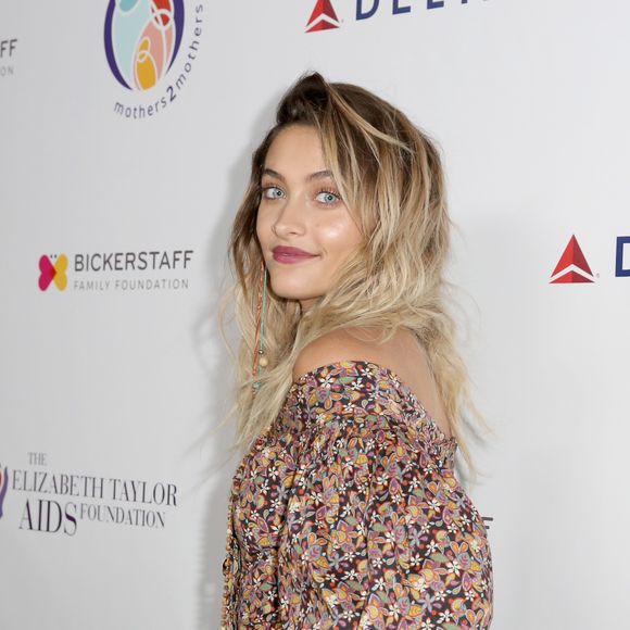 Paris Jackson investiu em um vestido do estilista Zac Posen para o jantar beneficente