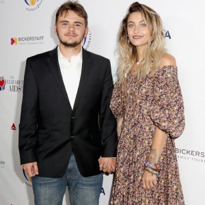 Paris Jackson surgiu em momento raro com o irmão, Prince, no jantar beneficente das instituições Elizabeth Taylor AIDS Foundation e mothers2mothers