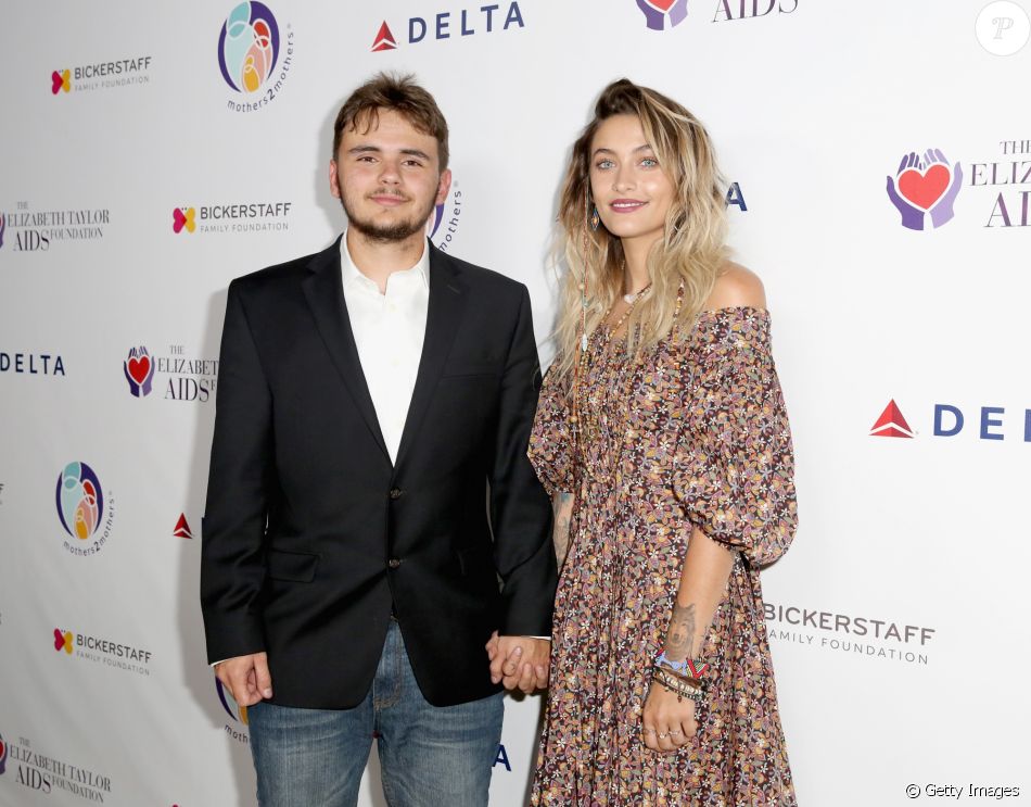Paris Jackson surgiu em momento raro com o irmão, Prince, no jantar