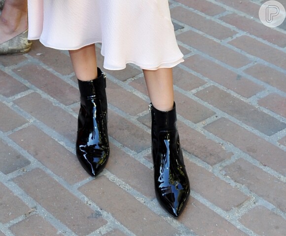 As botas envernizadas e de ponta fina de Millie Bobby Brown deram contraste à delicadeza do look rosé