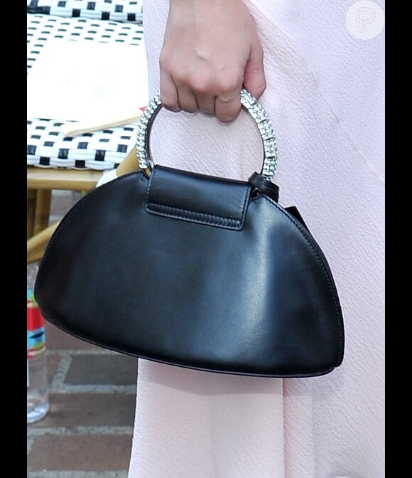 A bolsa de Millie Bobby Brown também pertencia à grife Calvin Klein
