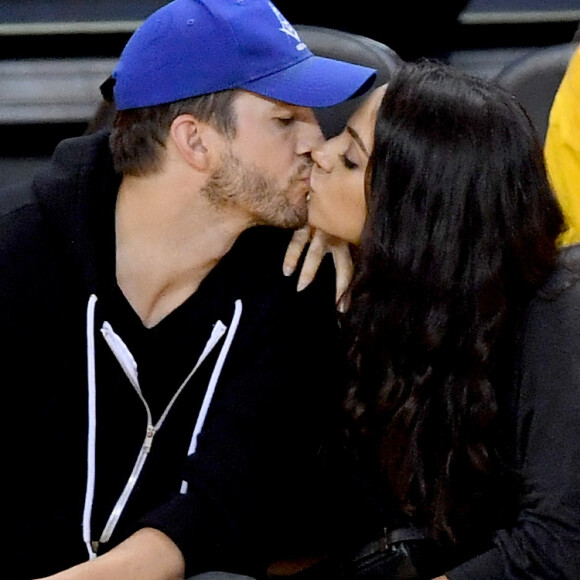 Mila Kunis e Ashton Kutcher se casaram em uma cerimônia secreta em 2015