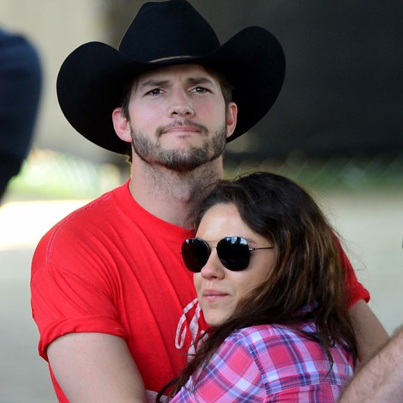 'Vocês deveriam ficar sabendo como a Mila ficou chateada ao saber que passei o dia com a nossa prima. Desculpa, tia Jodie, pela falta de integridade dessas revistas', reclamou Ashton Kutcher