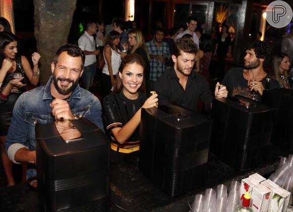 Malvino Salvador participa de evento na casa de Wolf Maia com Paloma Bernardi, Klebber Toledo e outros famosos, no Rio de Janeiro (8 de maio de 2014)