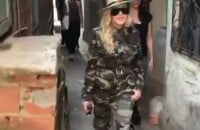 Madonna caminha em comunidade, na qual interagiu com policiais e ganhou elogio: 'Simpática'