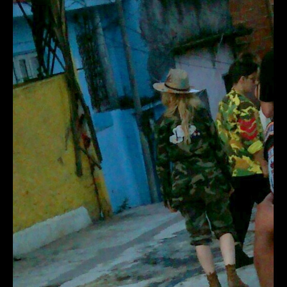 Madonna escolheu um look listrado para visitar a comunidade carioca