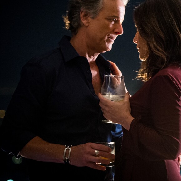 Elizabeth (Gloria Pires) e Renan (Marcello Novaes) se beijam, mas são flagrados pelo detetive contratado por Natanael (Juca de Oliveira), na novela 'O Outro Lado do Paraíso'