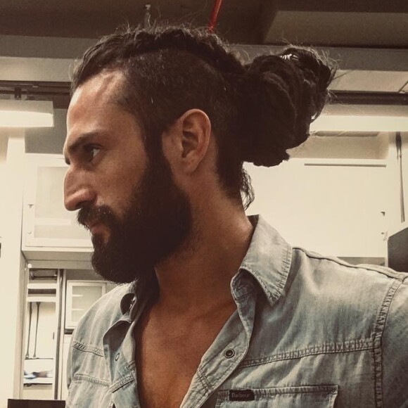 Par de Marquezine em 'Deus Salve o Rei', José Fidalgo adota dreads para novela, como mostrou em foto publicada nesta quinta-feira, dia 26 de outubro de 2017