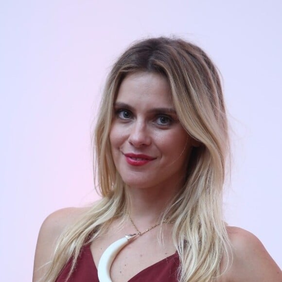 Carolina Dieckmann voltou ao Brasil para lançar série global 'Treze Dias Longe do Sol' nesta quinta-feira, dia 26 de novembro de 2017