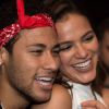 Bruna Marquezine não liga para rumor de volta com Neymar, a quem beijou na festa de casamento de Marina Ruy Barbosa: 'Já me importei mais'