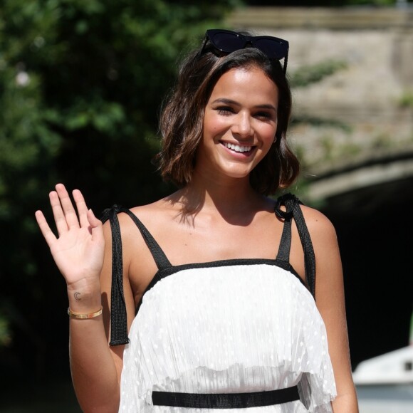 Bruna Marquezine rebateu as críticas por usar jaqueta de couro no casamento de Marina Ruy Barbosa: 'Existe alguma regra que não se pode usar jaqueta de couro em casamentos? Por que a gente não pode tantas coisas?'