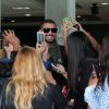 Cauã Reymond viaja do Rio de Janeiro para São Paulo e é agarrado por fãs no aeroporto de Congonhas
