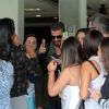 Cauã Reymond viaja do Rio de Janeiro para São Paulo e é agarrado por fãs no aeroporto de Congonhas