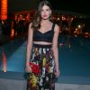Camila Queiroz investiu em saia floral de cintura alta da grife italiana