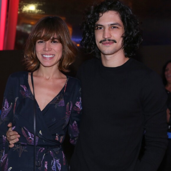 Par na série 'Onde Nascem os Fortes', Gabriel Leone e Carla Salle são namorados na vidal