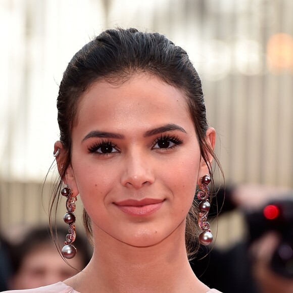 Bruna Marquezine acrescentou com humor: 'Não consigo dizer: 'Ah, vamos pedir uma salada e um salmão grelhado''