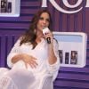 Ivete Sangalo apostou em um vestido branco e soltinho para o evento de beleza em São Paulo