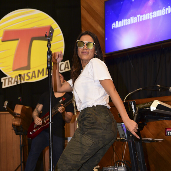 Anitta brinca sobre sua relação com fãs: 'Até quando a pessoa é ranceira, eles catam antes, vão lá nas pessoas e são maravilhosos! Antes de mim eles já percebem que já estou com algum ranço e eles vão lá e atacam que nem uma praga'