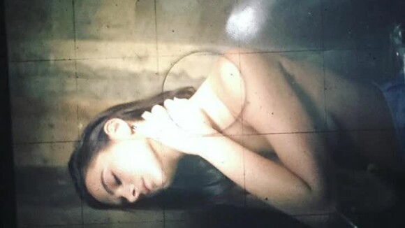 Bruna Marquezine posa sensual de topless e compartilha registro com os seguidores do Instagram