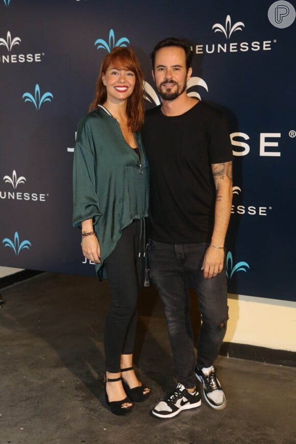 Paulo Vilhena foi ao show de John Mayer acompanhado da namorada, Amanda Beraldi