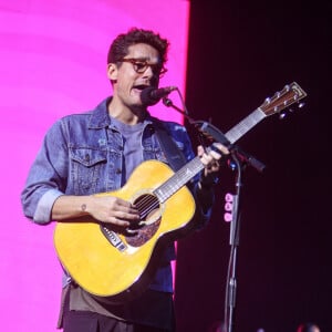 John Mayer se apresentou com a turnê 'The Search For Everything' no Rio de Janeiro nesta sexta-feira, dia 27 de outubro de 2017, com roupas básicas, diferentemente das escolhidas para sua chegada à cidade